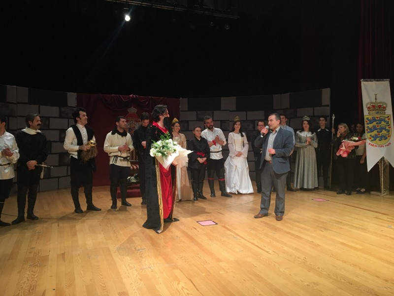 Nibjeug Tiyatro Topluluğu 'Hamlet Sigoş' ile Sahne Aldı