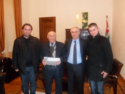 7000 İmza Abhazya Parlamentosu Başkanı Valeri Bganba’ya Teslim Edildi 