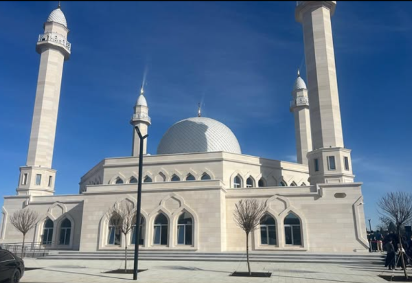 ANAVATANDA BIR VEFA KÖPRÜSÜ: ADIGEYSK NUR CAMII VE NART SIYUKH CADDESI